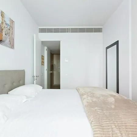 Spacious 1 Bedroom Near Baixa דירה *